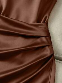 Franclia 时尚新款亮面高领无袖褶裥腰部修身不对称紧身连衣裙，女款 - 棕色 - 查看 3