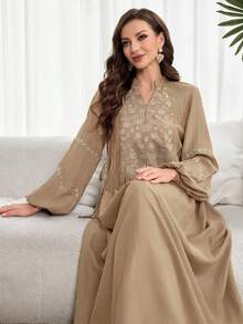 Al Najma 女士优雅花卉刺绣缺角领灯笼袖阿拉伯风格连衣裙，秋季 - 卡其色 - 查看 1