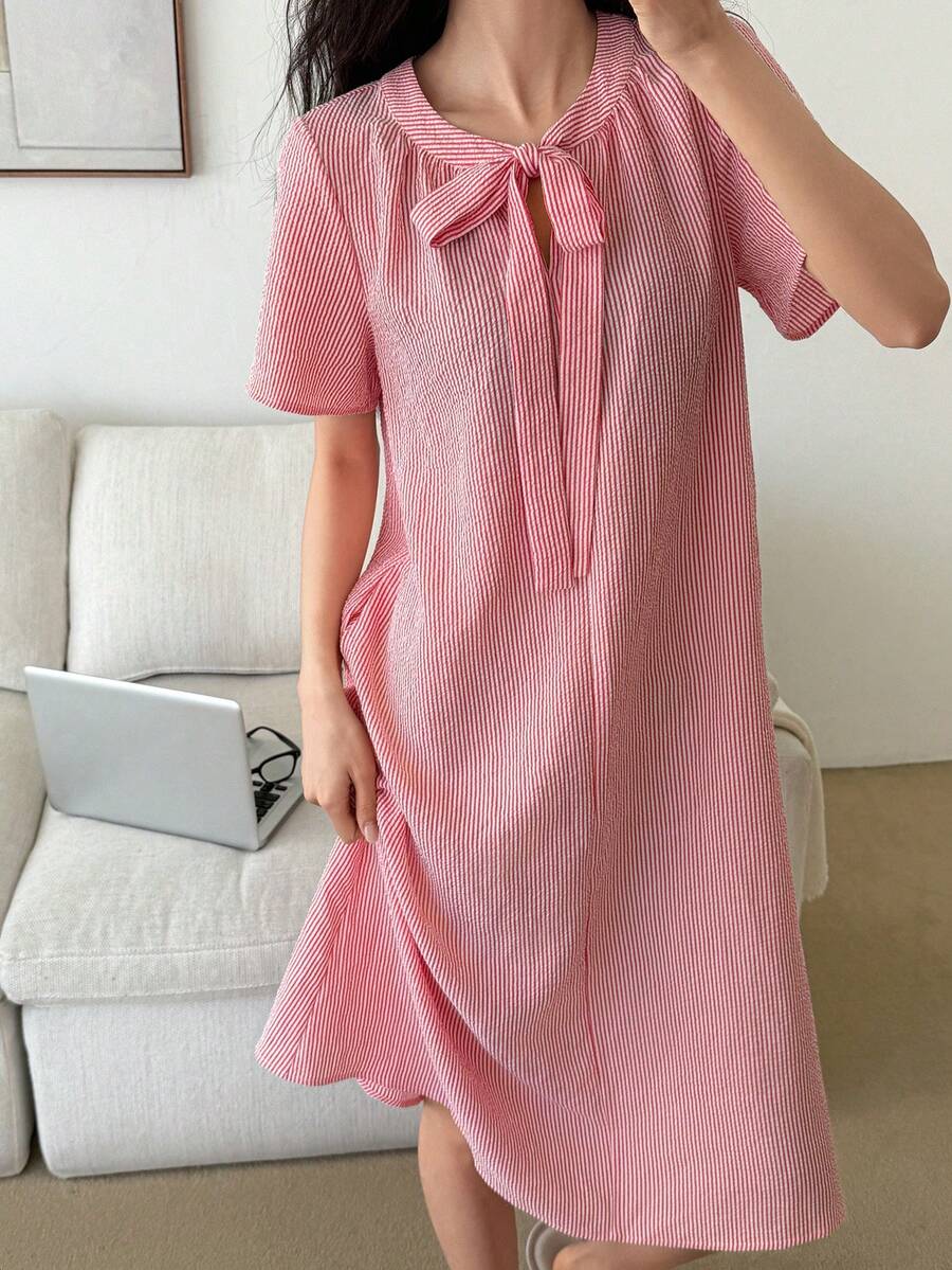 DAZY Áo ngủ mùa hè dáng rộng, dài ngang gối, cổ nơ kẻ caro cho nữ. - Đỏ - Xem 1