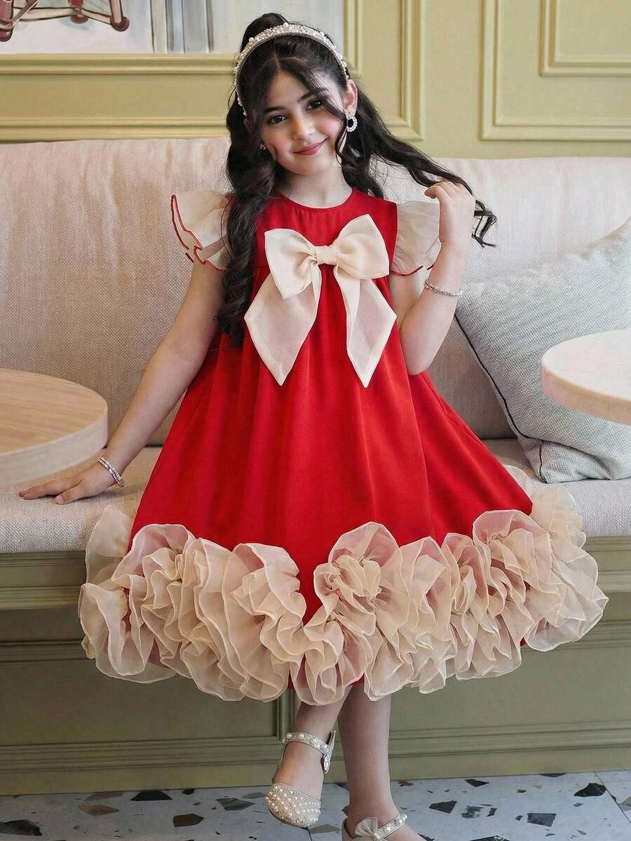 SHEIN 女童3D立体花卉拼接荷叶边露背蝴蝶结优雅无袖连衣裙，针织圆领拼接荷叶边大蝴蝶结装饰修身A字连衣裙，撞色设计，红色，适合家庭度假，可爱优雅时尚，派对装，生日装，华丽公主风，母女/姐妹装。春夏款。华丽公主风，正式场合，姐妹装，派对装 - 紅色 - 查看 1