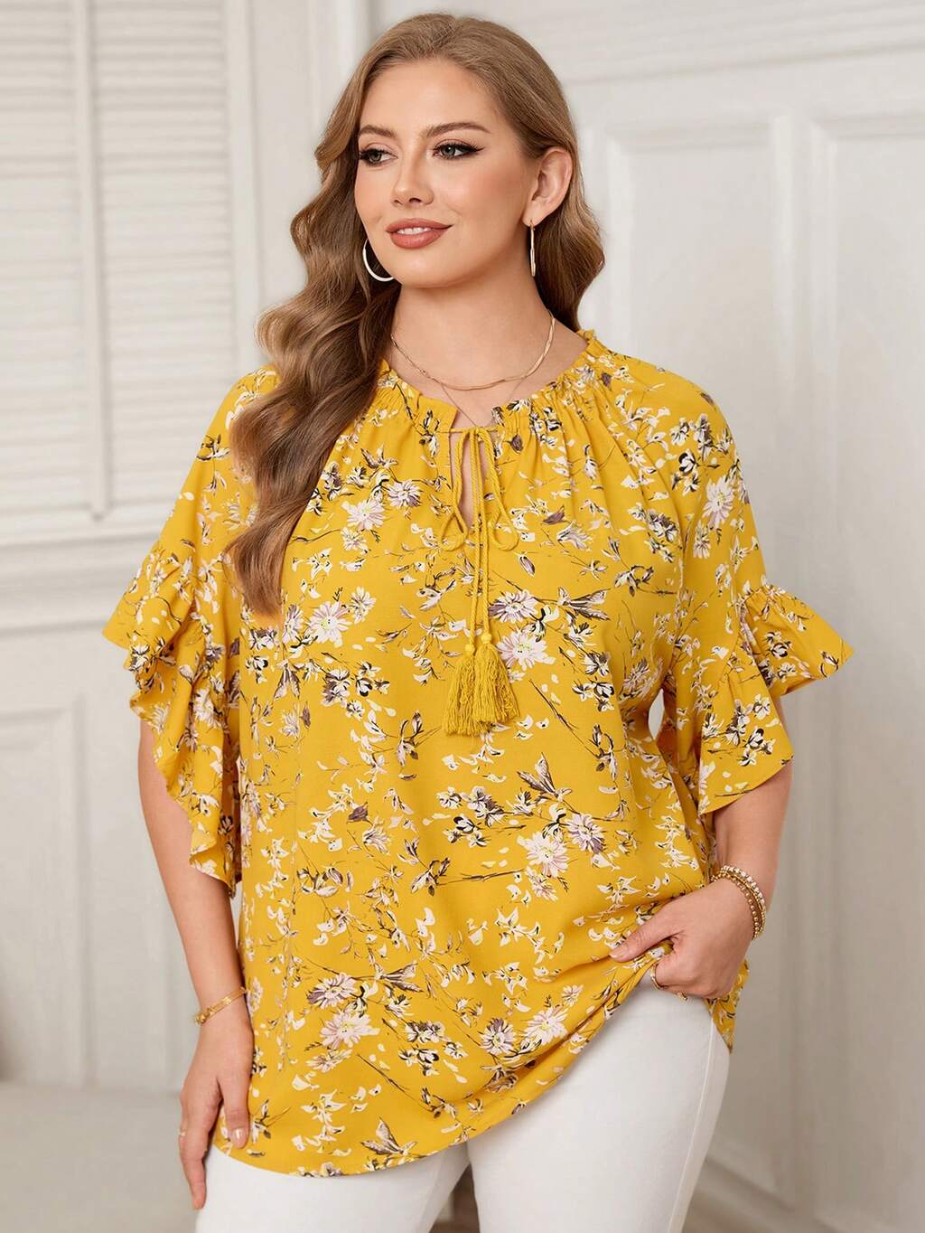 Blouse jaune élégante à col lavallière, ourlet à volants et imprimé floral pour femmes grandes tailles. Décontractée pour l'été, le printemps et les vacances à la plage, style bohème. Hauts d'été