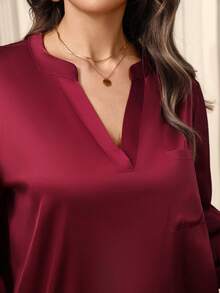 EMERY ROSE 大码女式V领休闲百搭通勤长袖府绸衬衫/夏季/度假/优雅，适合夏季、春季、派对、婚礼及活动、毕业典礼、母亲节、正式场合、红色上衣、派对上衣、职场女式上衣和衬衫，优雅女式工作衬衫，休闲女式衬衫，大码女式衬衫 - 酒紅色 - 查看 4