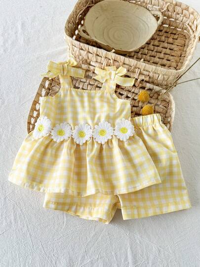 SHEIN 2pcs Baby Girl Toddler/Newborn 0-3Y Casual Everyday Cute Vacation Striped Bow Decor Camisole Top + Shorts Set, Spring/Summer