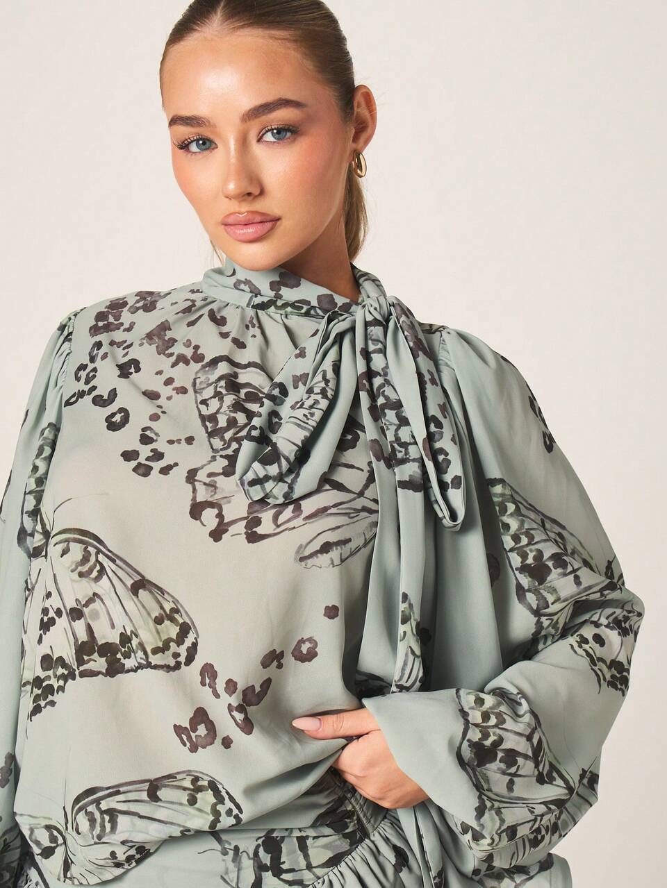 MISSGUIDED Conjunto de Duas Peças em Chiffon com Estampa de Borboleta Sálvia, com Blusa de Gola de Laço e Saia Mini com Babado para Primavera Verão