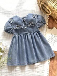SHEIN Vintaside Kids 女婴牛仔休闲宽松短袖连衣裙，采用水洗做旧工艺，宽领设计，饰有可爱蝴蝶结，轻盈柔软的棉质牛仔面料，时尚百搭，是女孩们的必备单品，适合春夏穿着，休闲、拍照、外出、派对等场合皆宜，夏季新品上市。 - 淺色水洗藍 - 查看 5