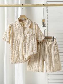 SHEIN Vacaura 这款三件套男童针织竖条纹短袖衬衫搭配休闲短裤，采用混纺面料，亲肤透气。衬衫采用多色竖条纹设计，配有小翻领和短袖；短裤采用松紧腰带。休闲度假风，适合日常穿着、幼儿园、海滩旅行等场合。可整套穿着，也可分开搭配，打造阳光活力的儿童造型，是时尚的返校套装。 - 彩色 - 查看 1