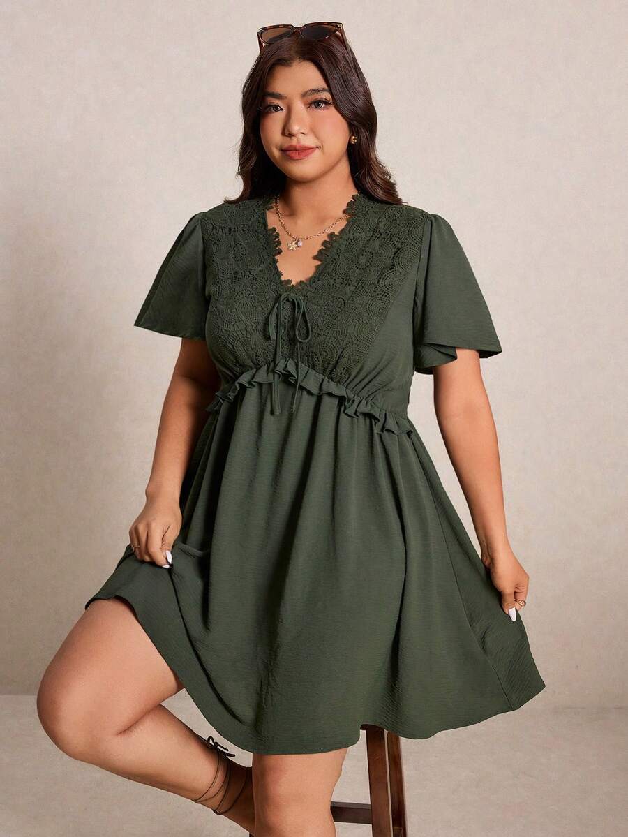 Elaquor Đầm cỡ lớn màu trơn cổ chữ V tay ngắn xếp nếp thắt eo phối ren - màu xanh lá - Xem 1