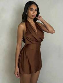 Glamine Vestido mini de fiesta con escote en V y espalda descubierta de satén elástico para mujer - Marrón - Ver 4