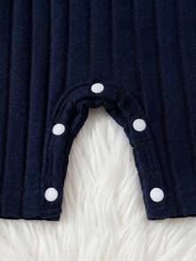 SHEIN Playful Pals 3-24M 男嬰 Polo 領刺繡馬前襟連身褲 海軍藍 夏季休閒 親子款 柔軟彈性面料 學院風 壓扣開襟 - 藍色 - 查看 6