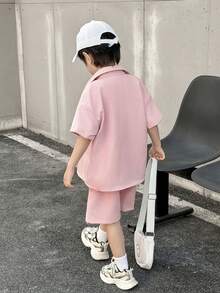 两件装小男孩休闲街头日韩涂鸦运动宽松印花衬衫短裤套装。适合家庭度假、聚会、上学、节日和运动。春夏季节穿着。 - 藕粉色 - 查看 3