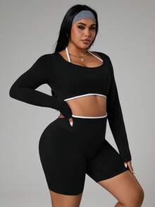 SHEIN Sports Set Olahraga Wanita Ukuran Besar: Kaos Lengan Panjang Bergaris dengan Potongan Halter Pendek dan Celana Pendek - Hitam - View 6