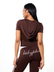 BABYPHAT 带帽拉链短款上衣，饰有文字图案和短袖，适合日常休闲穿着。 - 咖啡棕 - 查看 2