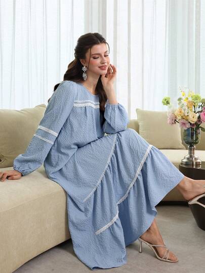 Al Najma Robe de style arabe à manches lanternes, col rond, avec contraste de dentelle et texture de tissu