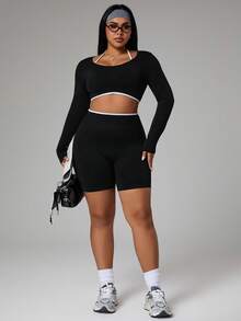 SHEIN Sports Set Olahraga Wanita Ukuran Besar: Kaos Lengan Panjang Bergaris dengan Potongan Halter Pendek dan Celana Pendek - Hitam - View 7