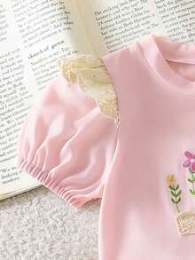SHEIN Playful Pals Conjunto de camiseta de manga corta con cuello redondo y bordado floral, y pantalones cortos vaqueros bordados con flores de estilo coreano para niñas bebé en verano - Rosa - Ver 4