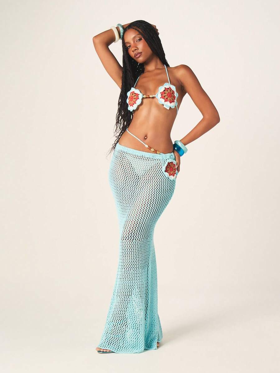 MISSGUIDED Conjunto de bikini de halter de ganchillo con detalles de aplicaciones florales y falda larga de malla como cobertura - Azul - Ver 1