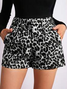 Lavishia Pantalones cortos con bolsillos en ángulo con estampado de leopardo, conjunto de ropa de mujer para otoño - Gris - Ver 1