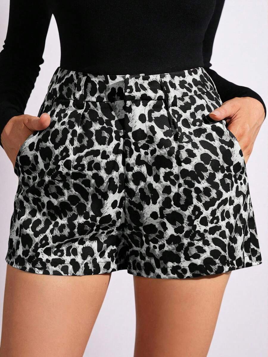 Lavishia Pantalones cortos con bolsillos en ángulo con estampado de leopardo, conjunto de ropa de mujer para otoño - Gris - Ver 1