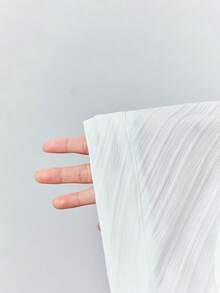 Ritzy Row Blusa de manga corta con botones metálicos decorativos, corte ajustado y plisado, elegante y minimalista para mujer. Blusa blanca elegante y de verano, blusa de trabajo elegante y de oficina para mujer. - Blanco - Ver 5
