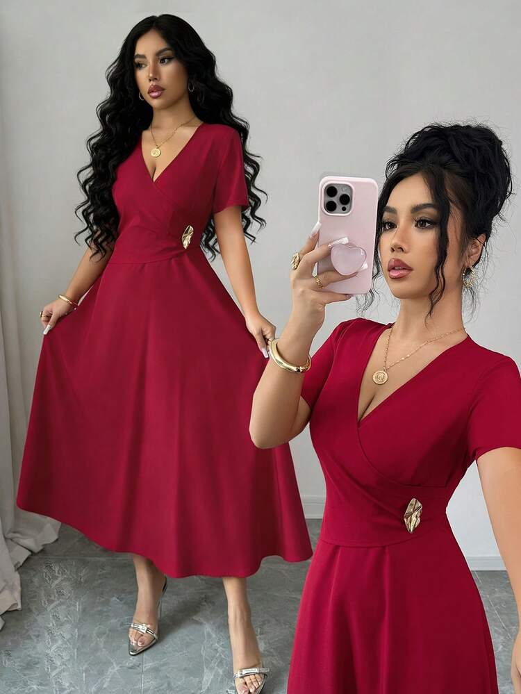SHEIN Elenzya Vestido midi con diseño cruzado, cintura ceñida, cuello en V, manga corta, decoración de botones metálicos y falda acampanada en color borgoña sólido. Elegante y vintage para uso diario, citas y uso casual. Nuevo lanzamiento para primavera/verano - Rojo - Añade 1