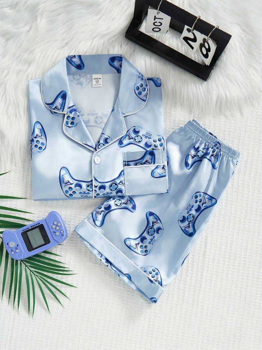 Bộ 2 món đồ mặc thường ngày thoải mái cho bé trai tuổi thiếu niên, gồm áo polo ngắn tay in hình tay cầm chơi game tối giản và quần short cùng màu. - Nhiều màu - Xem 1