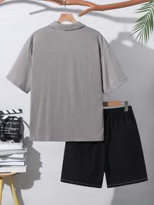 SHEIN 2件套青少年男童休闲舒适学院风简约时尚个性化字母印花短袖Polo衫、针织上衣和梭织短裤套装，适合春夏日常穿着、运动、外出、上学、聚会、节日、拍照、返校季等场合。青少年男童两件套，韩版男童时尚套装，夏季青少年男童短裤套装，宽松男童套装。 - 彩色 - 查看 2