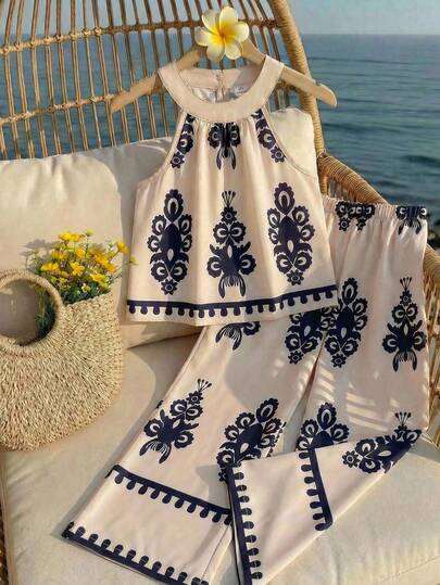 SHEIN 这款女童两件套包括一件印花短袖无领上衣和一条宽松阔腿裤。非常适合女孩日常休闲穿着，也适合夏季假期穿着。