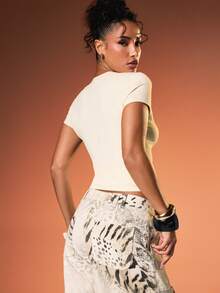 MISSGUIDED Áo thun ngắn tay cổ tròn ôm sát Brooklyn 1992 với chi tiết thắt nút, hoàn hảo cho trang phục thường ngày mùa xuân hè. - Màu be - Xem 3