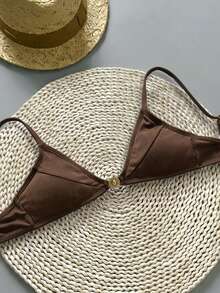 Swim Chiccia Top elegante de mujer con diseño de copa triangular con tirantes finos y accesorios metálicos - Marrón - Ver 3