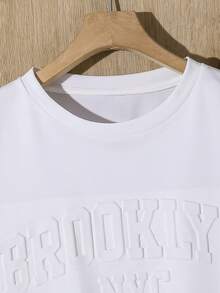SHEIN 两件套男童简约纯色小写字母撞色纹理深灰色短袖T恤搭配乳白色工装裤，休闲学院风，舒适时尚，简约实用，百搭柔软面料，适合日常穿着，适合上学，适合旅行，适合户外运动，适合春、夏、秋、冬四季。 - 彩色 - 查看 6