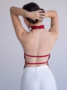 Andrea Bello Top básico elegante de cuello alto y espalda con cordón elástico ajustable - Burdeos - Ver 2