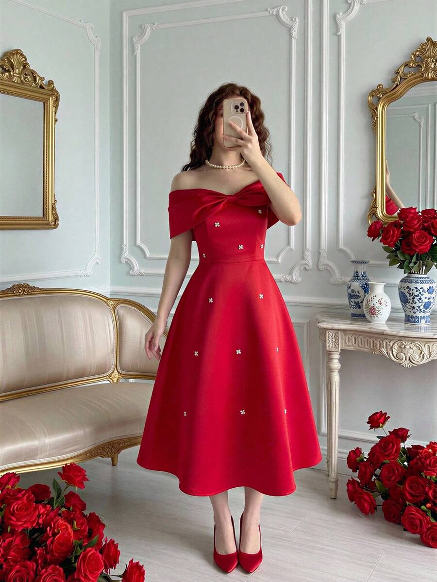 Chiếc đầm thanh lịch này phù hợp với các bé gái tuổi thiếu niên, có thiết kế trễ vai, thắt eo và được trang trí bằng những đường bèo nhún lớn cùng ngọc trai giả. Đầm thích hợp cho các dịp cưới hỏi, tiệc tùng, sinh nhật, và các sự kiện mùa xuân/hè. - Đỏ - Xem 1