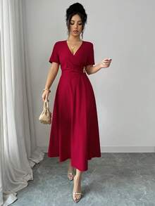 SHEIN Elenzya 女士纯色酒红色V领收腰交叉设计短袖金属装饰纽扣喇叭中长连衣裙，复古优雅，适合通勤、约会、休闲穿着，春夏新品 - 紅色 - 查看 6