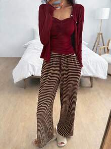 DAZY 3件組女款休閒居家套裝，純色開襟衫、細肩帶背心與條紋長褲，春季睡衣 - 酒紅色 - 查看 3