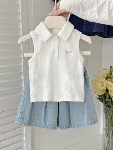 Vintaside Kids 女婴短袖套装，象牙色上衣搭配浅蓝色牛仔裙。上衣为无袖弹力针织衫，Polo领设计，胸前饰有粉色蝴蝶结刺绣。裙子为浅色水洗牛仔短裙，饰有白色刺绣蝴蝶结。整体风格甜美可爱，又不失学院风，适合夏季穿着，日常出行、幼儿园、派对和家庭休闲场合皆宜。 - 白色 - 查看 9
