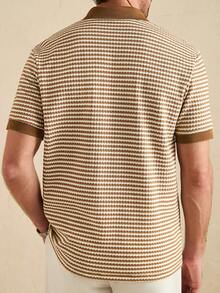 Core Aspect Camisa polo de cuello en V cómoda con diseño de rayas para hombres, versátil para primavera/verano, adecuada para uso casual, de negocios y diario/Camisa polo de rayas/Camisa polo de punto de rayas casual para hombres con cuello clásico y manga corta/Camisa polo de cuello en V de rayas marrón y blanco retro para hombres - Punto elástico, casual para citas y atuendos, corte slim para caballeros modernos Ropa de hombre de estilo terroso Camisas de ganchillo para hombres Camisas de punto para hombres Ropa de verano para hombres - Caqui - Ver 2
