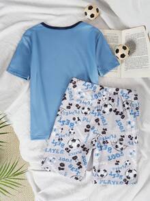 1 Set Pijama de parte superior de manga corta con cuello redondo y pantalones cortos con estampado de fútbol pintado a mano para niños, hecho de tela suave y elástica, combinación casual para interacción entre padres e hijos - Azul - Ver 2
