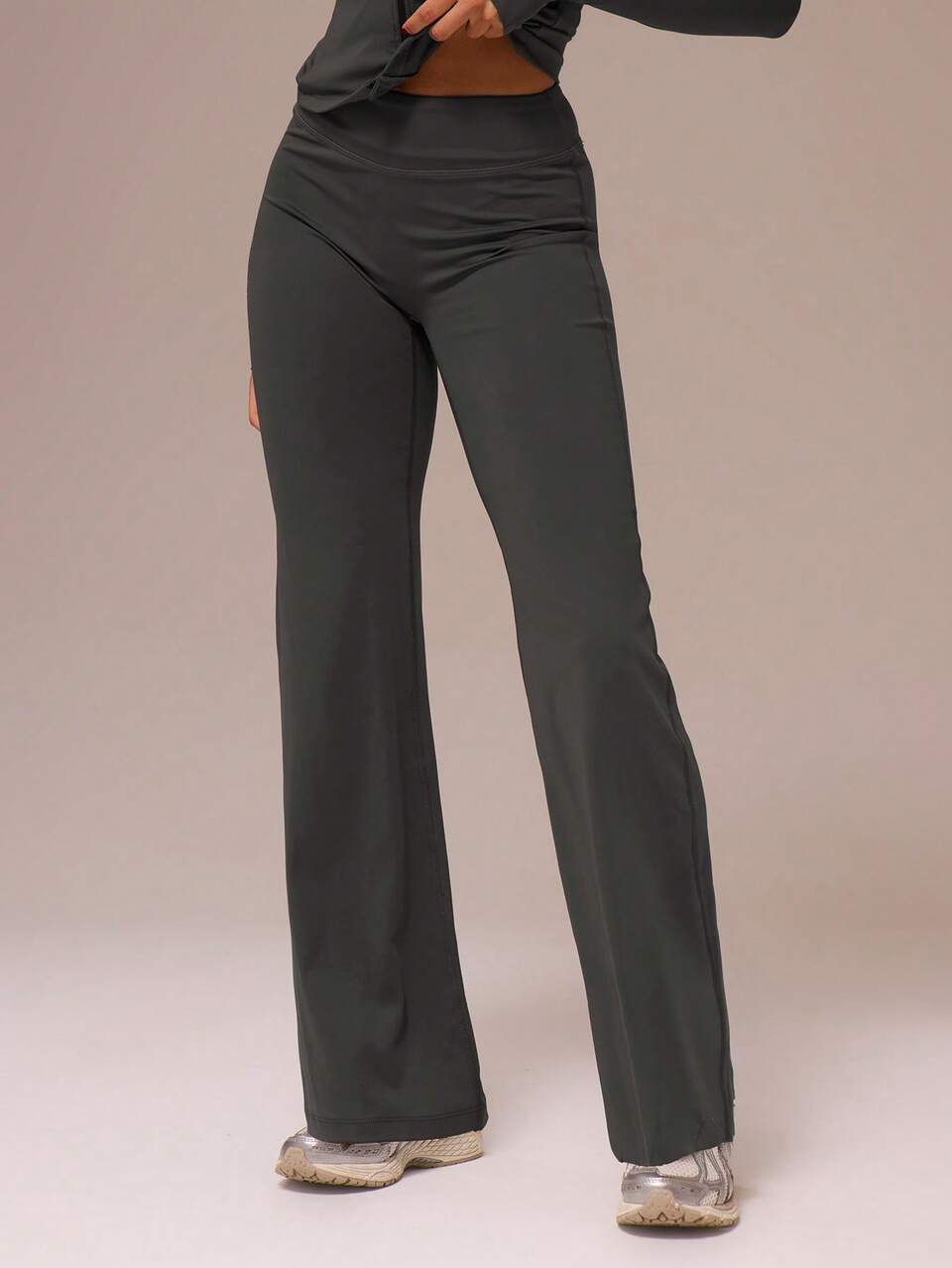 Sportliche graue Yogahose mit mittlerer Taille und geradem Bein