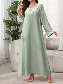 SHEIN Najma Đầm cổ tròn với miếng vá cổ áo thêu hoa, viền thêu lá và khăn trùm đầu. - màu xanh lá - Xem 6