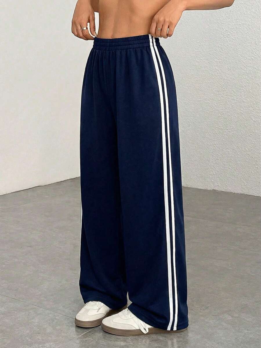 SHEIN EZwear 大码女式休闲藏蓝色侧条纹裤,简约时尚,适合日常休闲穿着、毕业季、返校季、毕业典礼、女教师着装等场合。宽松运动裤,阔腿运动裤,条纹运动裤,藏蓝色运动裤。 - 藏蓝色 - 查看 1