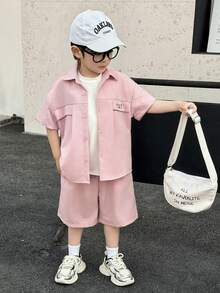 两件装小男孩休闲街头日韩涂鸦运动宽松印花衬衫短裤套装。适合家庭度假、聚会、上学、节日和运动。春夏季节穿着。 - 藕粉色 - 查看 7