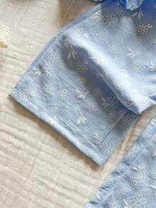 Vintaside Kids Bộ đồ đôi 2 mảnh thoải mái, dày dặn, chất liệu giả thêu, cài cúc phía trước, viền bèo nhún cho bé gái, gồm áo hai dây và quần dài, kiểu dáng rộng rãi, tối giản, thích hợp cho các hoạt động ngoài trời mùa xuân/hè, du lịch, nghỉ mát và mặc hàng ngày. - Nhiều màu - Xem 8