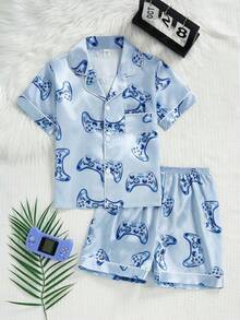 Bộ 2 món đồ mặc thường ngày thoải mái cho bé trai tuổi thiếu niên, gồm áo polo ngắn tay in hình tay cầm chơi game tối giản và quần short cùng màu. - Nhiều màu - Xem 7