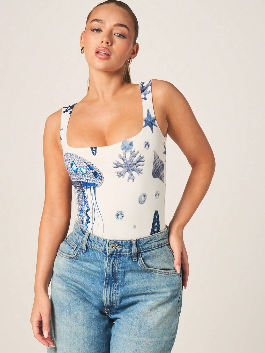 MISSGUIDED Body bez rękawów z nadrukiem muszli i motywem oceanicznym