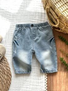 SHEIN Vintaside Kids 乡村风格新生儿牛仔裤，经典水洗蓝+假口袋+全弹力腰带，方便穿脱+前腰带纽扣复古设计+宽松舒适，非常适合日常外出、旅行和休闲散步，是宝宝最时尚可爱的选择。 - 淺藍色 - 查看 4