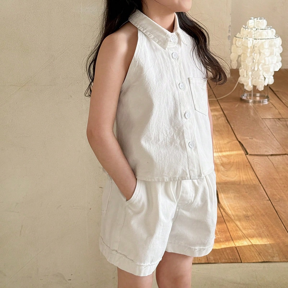 Conjunto de blusa sin mangas de unicolor y shorts vaqueros holgados para uso diario y casual de niñas jóvenes en verano