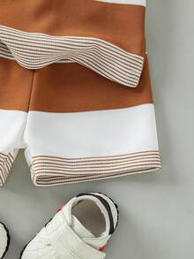 Souflis Souflis 男嬰嬰兒休閒可愛熊刺繡徽章不對稱條紋短袖 Polo 衫與短褲套裝，適合夏季 - 棕色 - 查看 4
