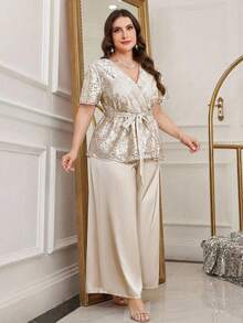 SHEIN Clasi Bộ trang phục công sở thường ngày dành cho nữ cỡ lớn: Áo tay ngắn cổ chữ V, chất liệu jacquard, thiết kế thắt eo, kết hợp với quần ống rộng. - Vàng - Xem 3