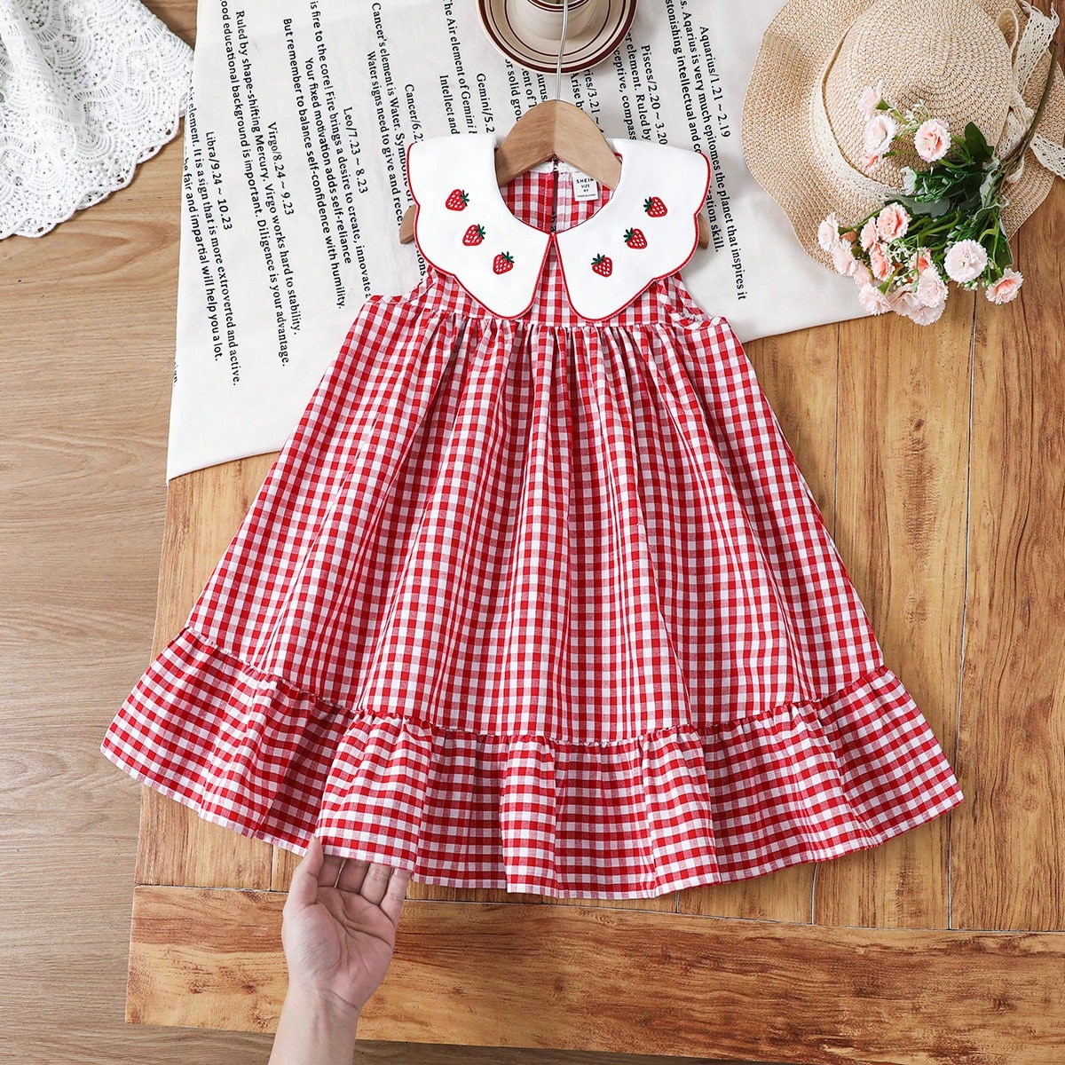 Vestido informal sin mangas con cuello Peter Pan de color contrastante y estampado de fresas para niña