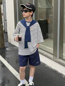 SHEIN 两件套男童休闲运动学院风文艺复古黑白条纹圆领T恤搭配白色短裤，配披肩装饰，适合儿童穿着，幼儿男童服装，返校季男童套装，适合生日派对、晚宴、演出、婚礼、洗礼、开幕式、日常穿着，适合上学、旅行、度假，适合春夏季节穿着。 - 藍色 - 查看 2
